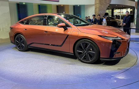 Bronze-farvet Lexus ES skråt forfra.