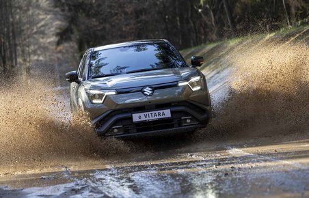 Suzuki eVitara kører gennem mudder