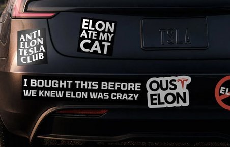 Anti- Elon Musk klistermærker på sort Tesla