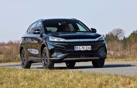 BYD Atto 3 kører på landevej