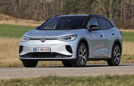 VW ID.4 GTX set forfra, mens den kører på landevej