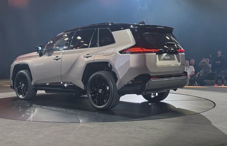 Toyota RAV4 på scene set skråt bagfra.