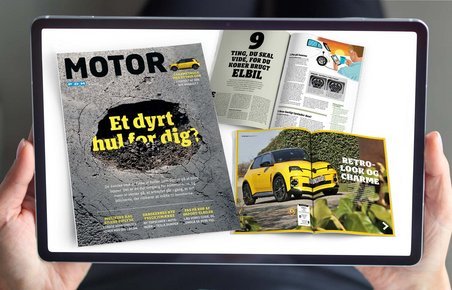 Hænder holder iPad, der viser sider fra Motor 4/2025
