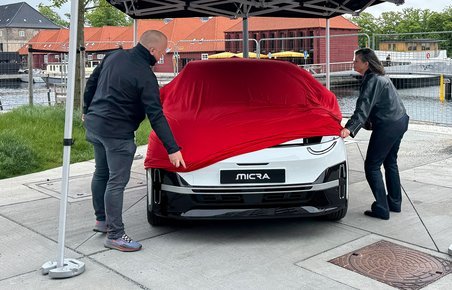 Rødt klæde hen over Nissan Micra.