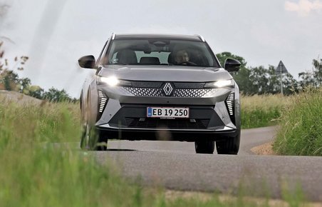 Sølvgrå Renault Scenic set forfra