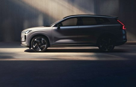 SUV i profil i halvmørke.