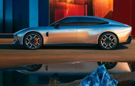 Stor coupé-sedan i profil.