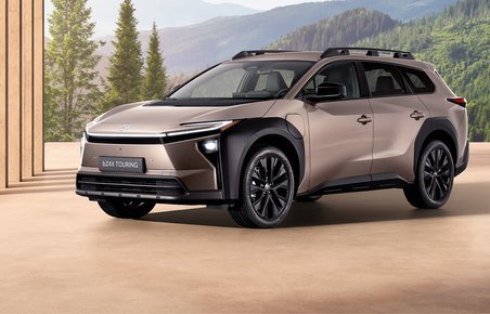 Bronzefarvet Toyota bZ4X Touring skråt forfra.