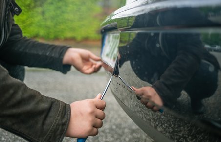To gange var politiet ved at klippe nummerpladerne på Lottes bil