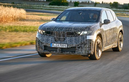 Kamufleret BMW iX3 forfra.