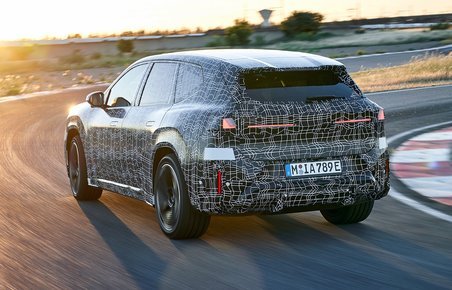 Kamufleret BMW iX3 bagfra på testbane.