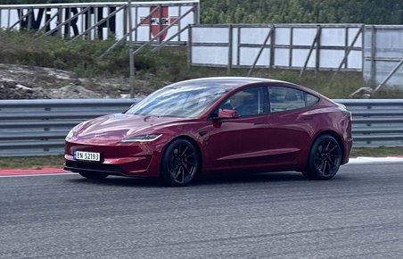 Tesla Model 3 Performance kører på racerbane