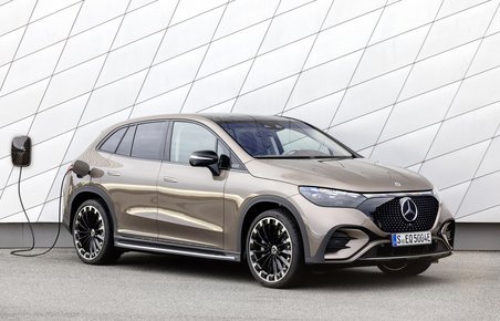 Mercedes EQE med ladestik set fra siden