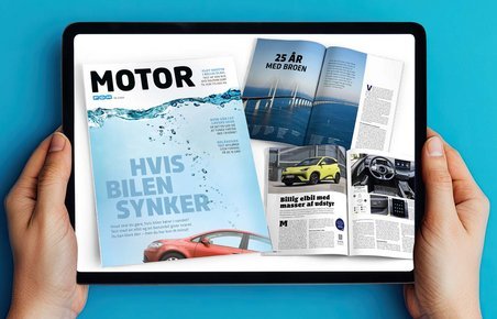 Hænder holder iPad med sider fra Motor 5/2025