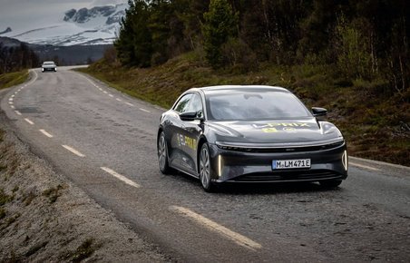 Lucid Air på norsk bjergvej.