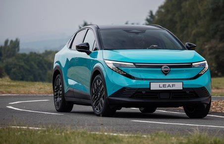 Blå Nissan Leaf forfra på vej.