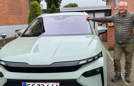 Ældre mand står ved sin bil