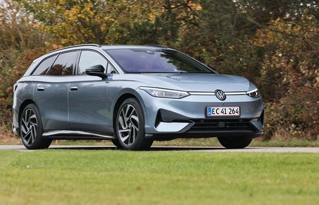 Lyseblå VW ID.7 set fra siden