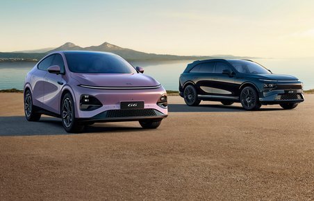 Lilla og sort SUV på grusområde.