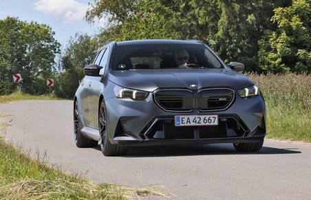 BMW M5 set forfra, mens den kører ud ad et sving