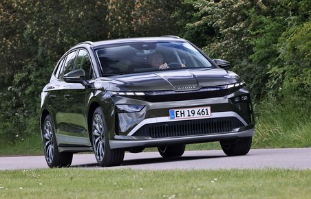 Skoda Enyaq set forfra, mens den kører på landevej