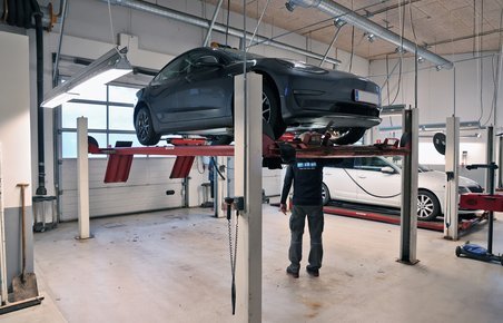 Færdselsstyrelsen giver FDM ret: Tesla-modeller har for meget slør