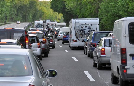 Biler holder i kø på motorvej