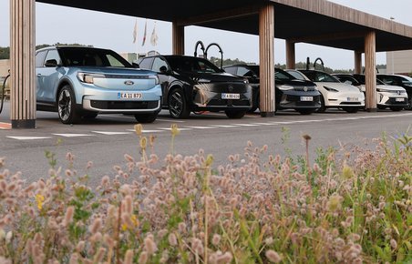 Elbiler er parkeret på parkeringsplads og lader op. 