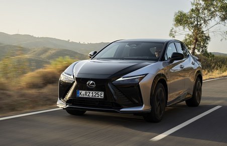 Lexus RZ set forfra med landskab i baggrunden