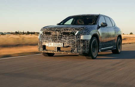 Kamufleret BMW iX3-elbil på testbane.
