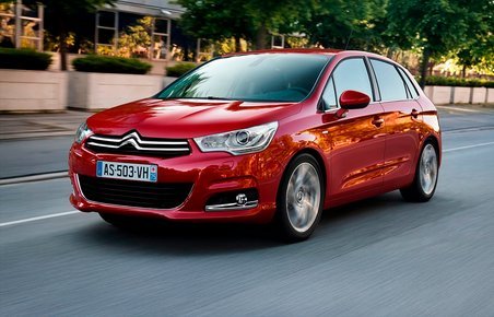 Rød citroen c4 kørende set forfra.