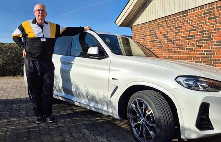 Mand foran hvid BMW X3