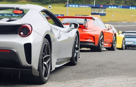 Fire sportsvogne fra Porsche og Ferrari på FDM Sjællandsringen. 