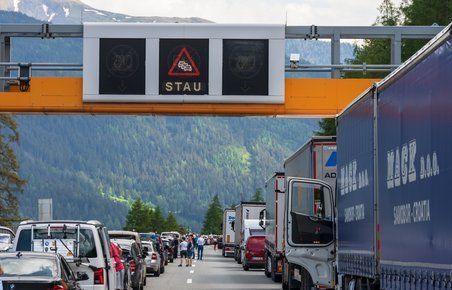Biler holder i kø på motorvej