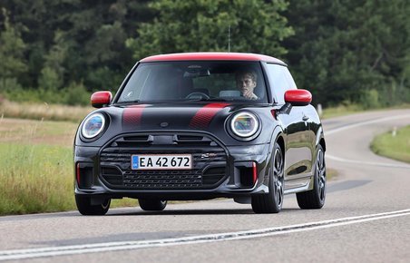 Mini JCW set forfra, mens den kører gennem vejsving