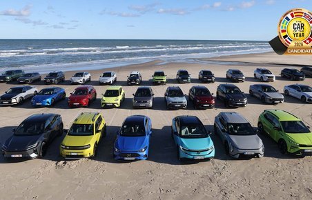 Strandbillede med de deltagende kandidatbiler til kampen om at blive The Car of the Year 2026