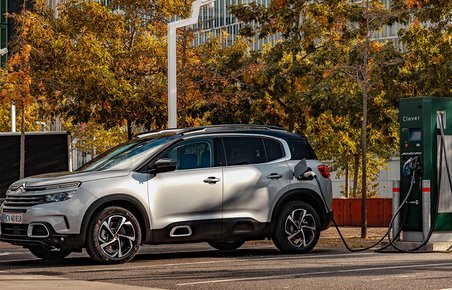 Sølvgrå Citroën C5 Aircross plugin-hybrid lader