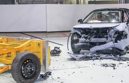 Bil smadret efter crashtest