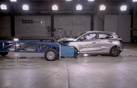 Crashtest af sølvgrå bil