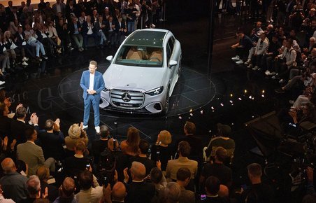 Menneskemylder rundt om Mercedes.