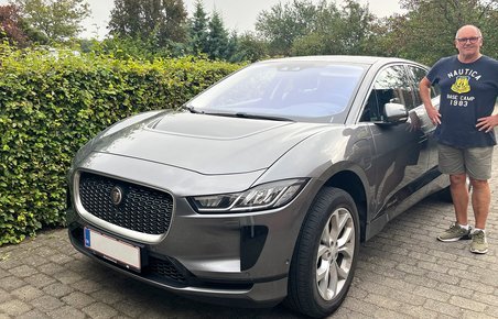 Mand ved siden af grå Jaguar I-Pace