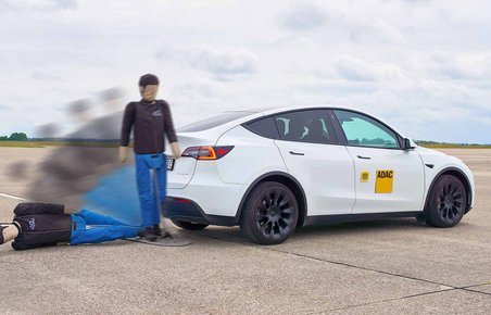 Hvid Tesla bakker ind i dukke under sikkerhedstest