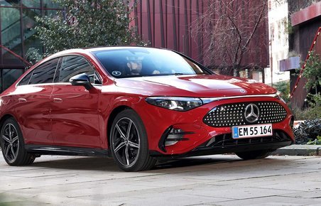 Mercedes-Benz CLA holder parkeret på fliser