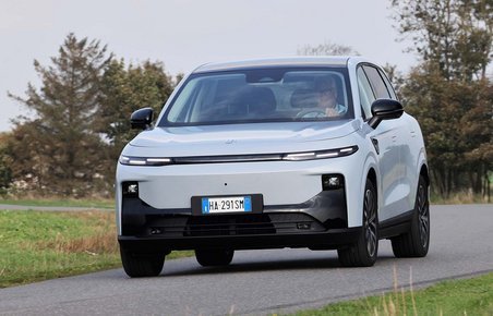 Leapmotor B10 set forfra kører på landevej