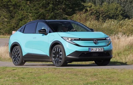 Nissan Leaf set forfra, mens den kører gennem sving på landevej