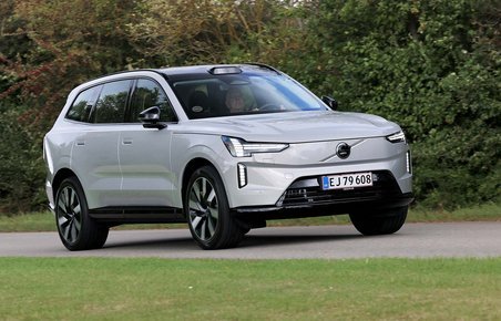 Volvo EX90 set forfra, mens den kører på en landevej