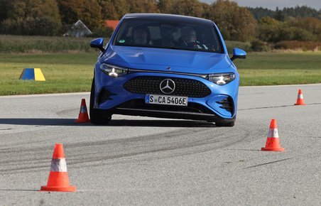 Blå Mercedes CLA i undvigemanøvre på keglebane.