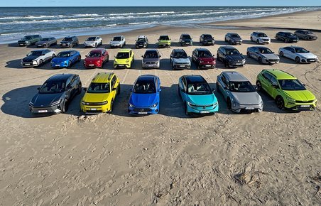 30 biler på strand.