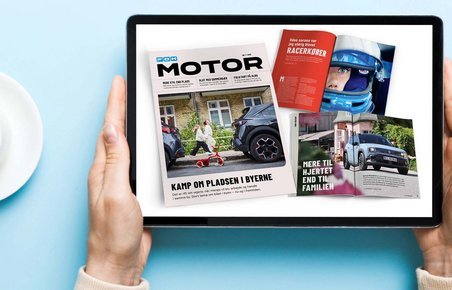 Hænder holder iPad med artikler fra Motor 7/2025