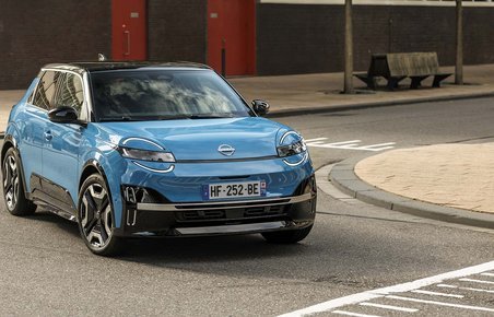 Nissan Micra set forfra, mens den kører gennem et sving